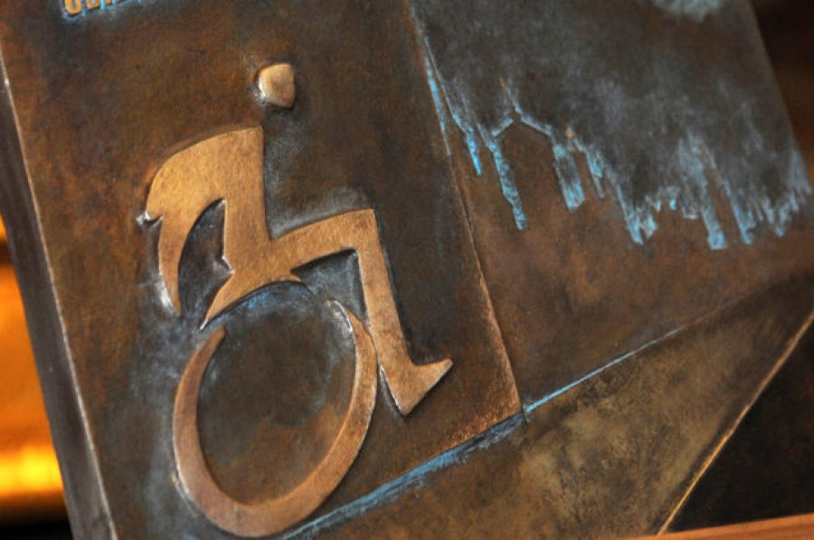 metalowa tablica z postacią na wózku
