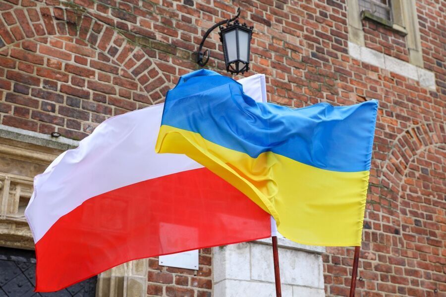 Flagi Polski i Ukrainy na tle Wieży Ratuszowej 