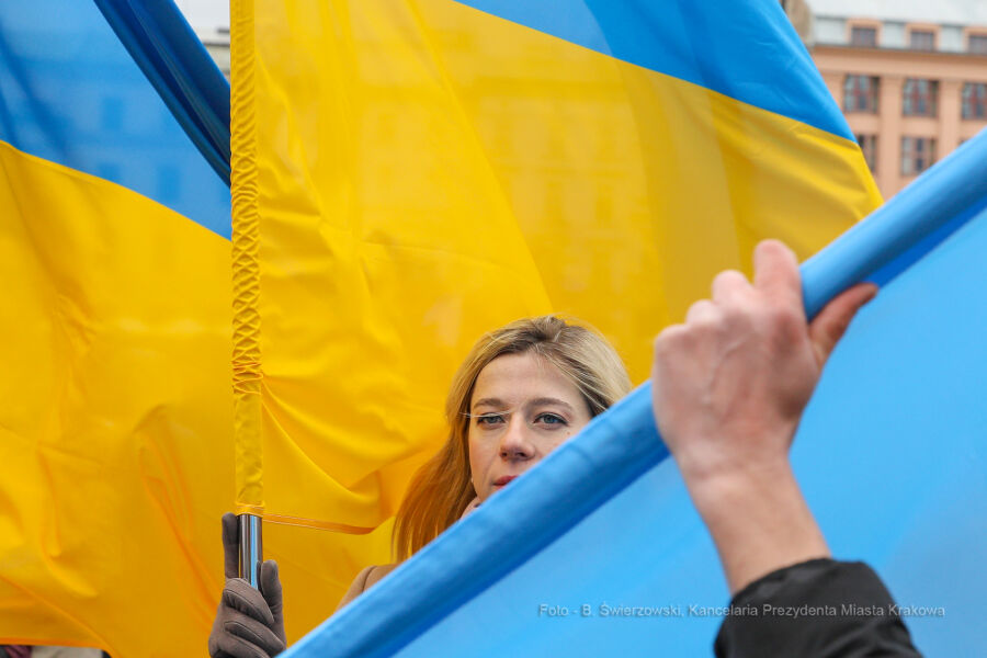 Ukraińcy w Krakowie. Grupa ludzi z transparentami i flagami Ukrainy 