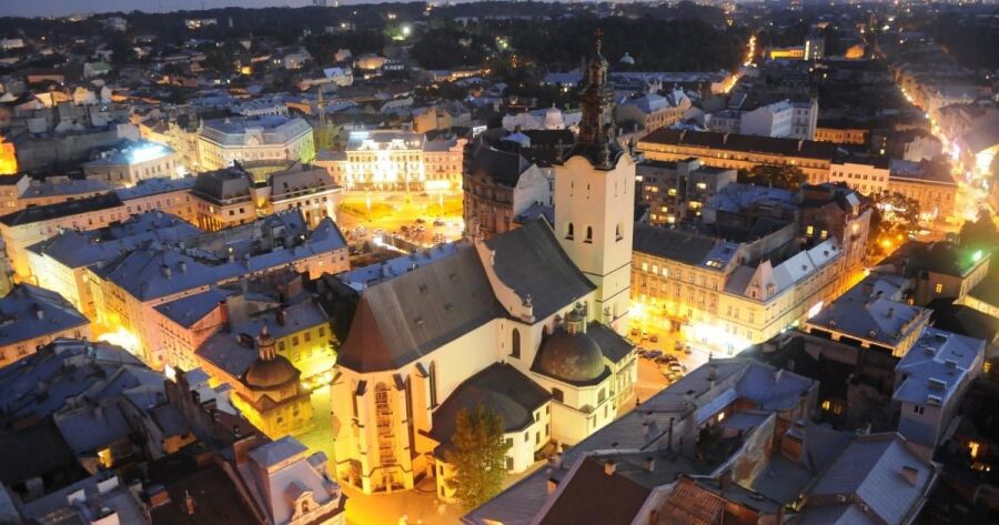 Zabytki Lwowa - widok centrum miasta po zmroku 