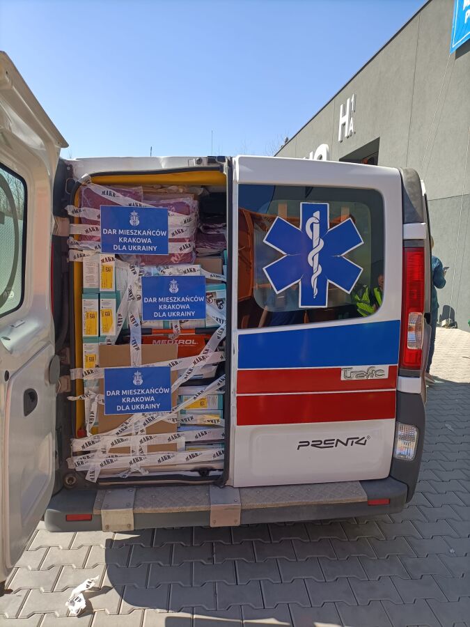 Karetka dla Lwowa wypakowana darami dla placówek medycznych  