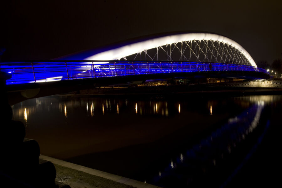 kładka podświetlona na kolor niebieski