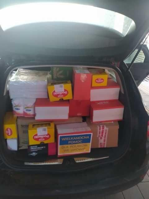 samochód wyjeżdżający do Lwowa z darami dla Polonii