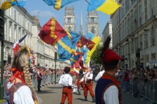 Obchody rocznicy partnerstwa Krakowa i Orleanu. Parada w Orleanie z udziałem zespołu Krakowiacy.  