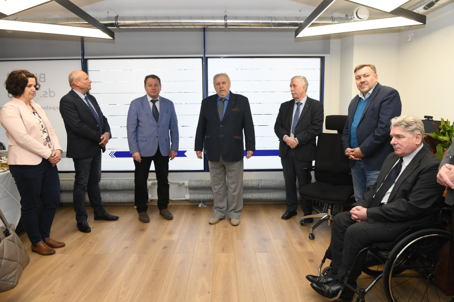 Zdjęcie przedstawia osoby będące w pomieszczeniu nowego biura do spraw osób niepełnosprawnych politechniki krakowskiej