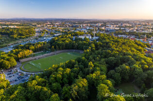 stadion korony, korona, park bednarskiego, podgórze, zieleń, drzewa, dron. Fot. Jan Graczyński