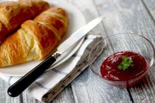 Klimatyczny obrazek przedstawiający rogaliki (zwane też: croissanty) i dżem - słowem: apetyczne śniadanie.. Fot. Pixabay: JESHOOTS-com