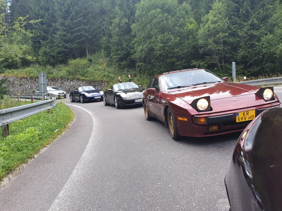 zabytkowe auta marki Porsche na asfaltowej drodze