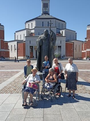 Wizyta w Sanktuarium św. Jana Pawła II Wielkiego.. Fot. DPS HELCLÓW W KRAKOWIE