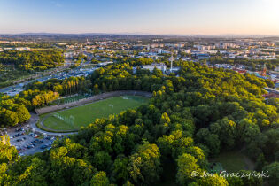 stadion korony, korona, park bednarskiego, podgórze, zieleń, drzewa, dron. Fot. Jan Graczyński