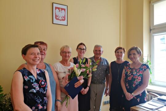 Zdjęcie przedstawia Państwa Dryl wraz z Panią Dyrektor Samek oraz pracownikami współpracującymi z rodziną