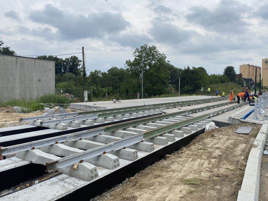 Budowa KST do Górki Narodowej: ułożono pierwsze szyny