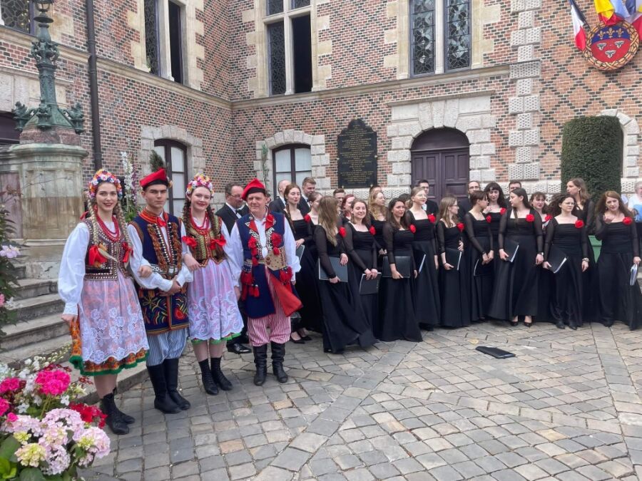 Jubileusz partnerstwa miast - krakowski chór przed merostwem w Orleanie 