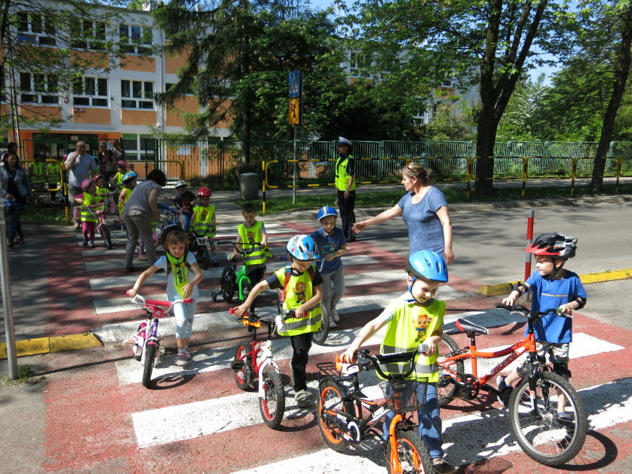 Przejazd dzieci na hulajnogach do przedszkola