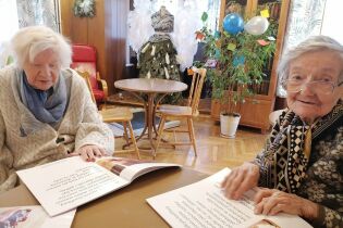 Kółko czytelnicze Na zdjęciu Mieszkanki uczestniczące w zajęciach czytelniczych.