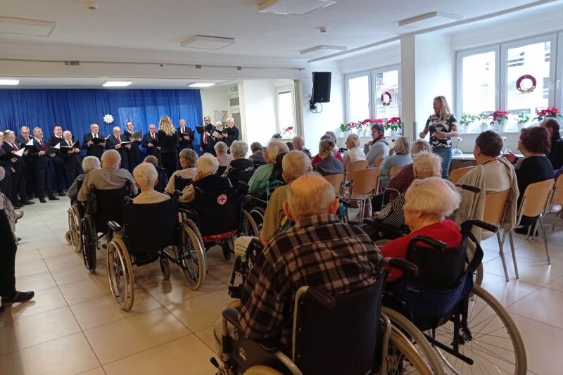Na zdjęciu widać pracowników oraz Mieszkańców, podczas występu w naszym Domu. 
