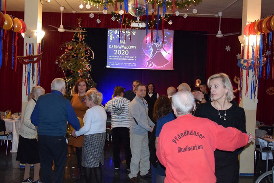 Kolorowo udekorowana sala, osoby tańczące 