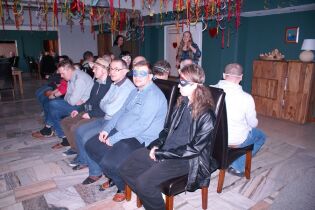 Niech żyje bal Uczestnicy zabawy w maskach karnawałowych.