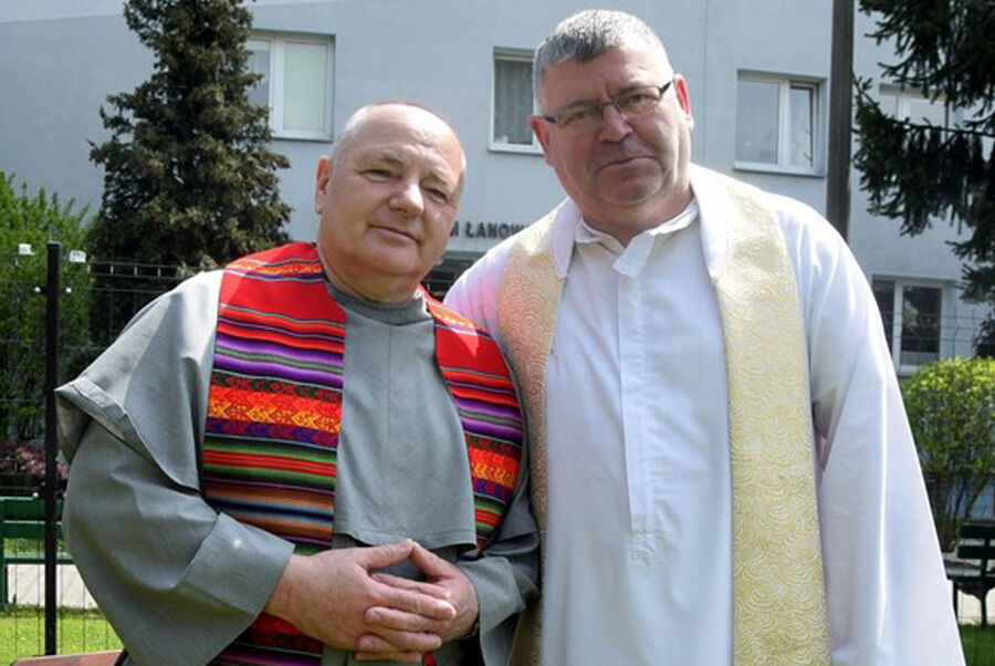 Zdjęcie przedstawia dwóch, blisko stojących przy sobie, uśmiechniętych mężczyzn, to ksiądz Eugeniusz i franciszkanin, ojciec Jan Hruszowiec. 