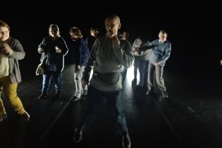 Warsztaty ruchowe „Ławica” w Teatrze Łaźnia Nowa Uczestnicy w trakcie warsztatów ruchowych poruszają się naśladując ławicę