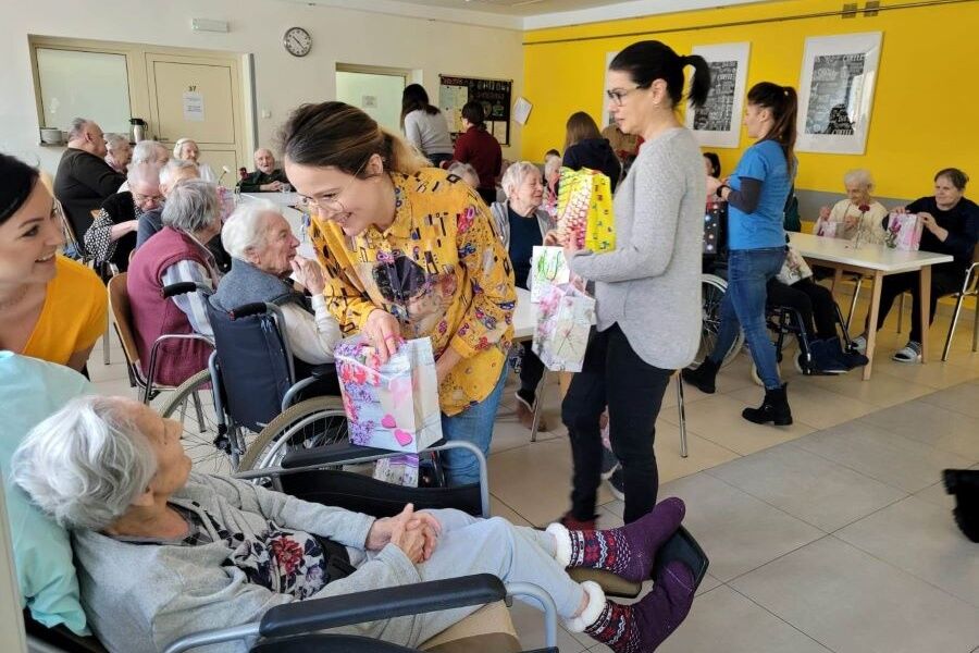 Mieszkańcy rozmawiają z wolontariuszkami