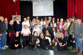 Zdjęcie grupowe uczestników wraz z jury festiwalowym