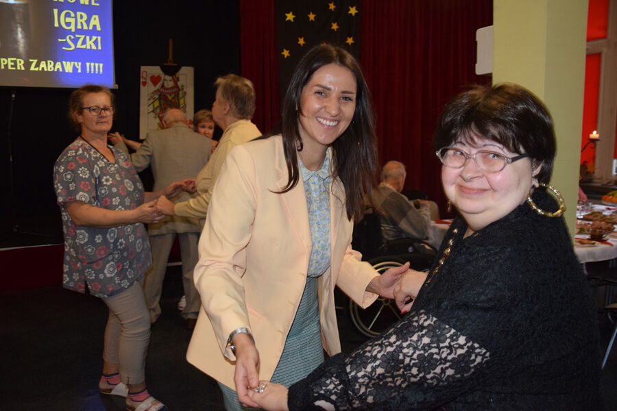 Mieszkanka i jej wolontariuszka podczas tańca