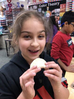 Dziewczyna z pierogiem