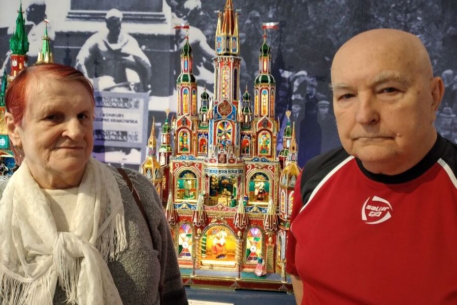 Mieszkańcy Domu Pomocy Społecznej w trakcie oglądania szopek