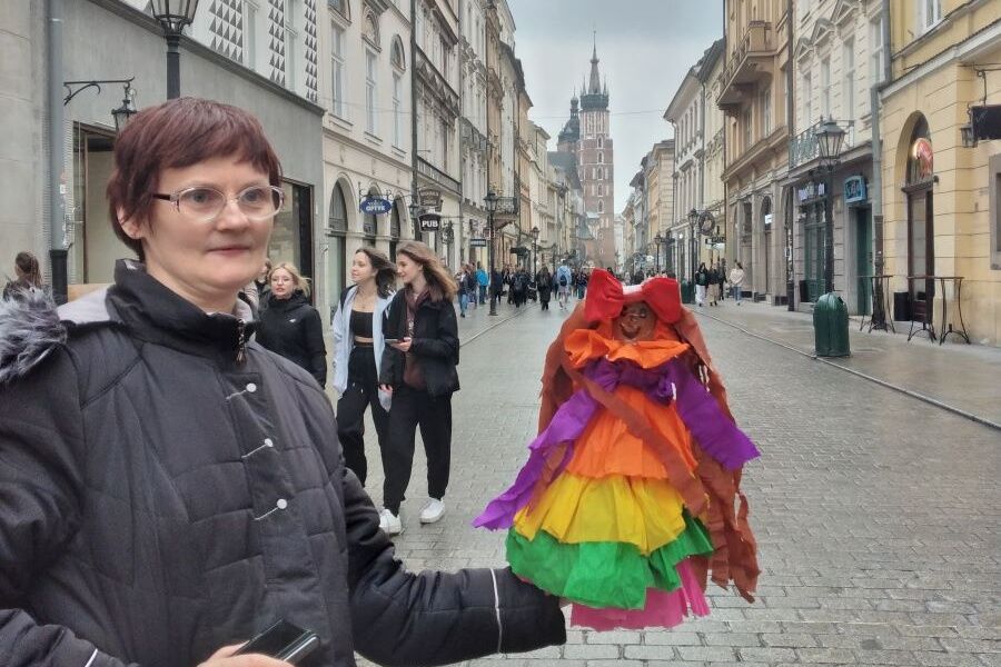 Kobieta z marzanną na ulicy.