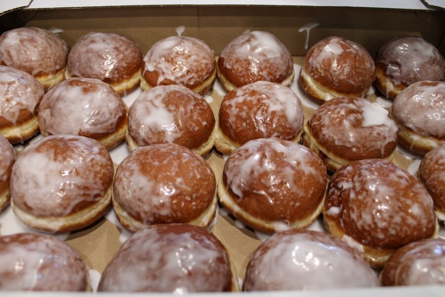 Pączki lukrowane w pudełku