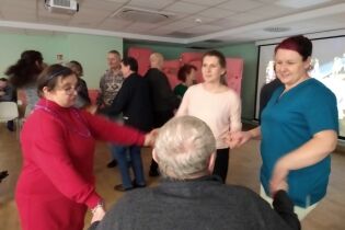 Ostatki 21.02.2023 Grupa kobiet i mężczyzn tańczących w sali.