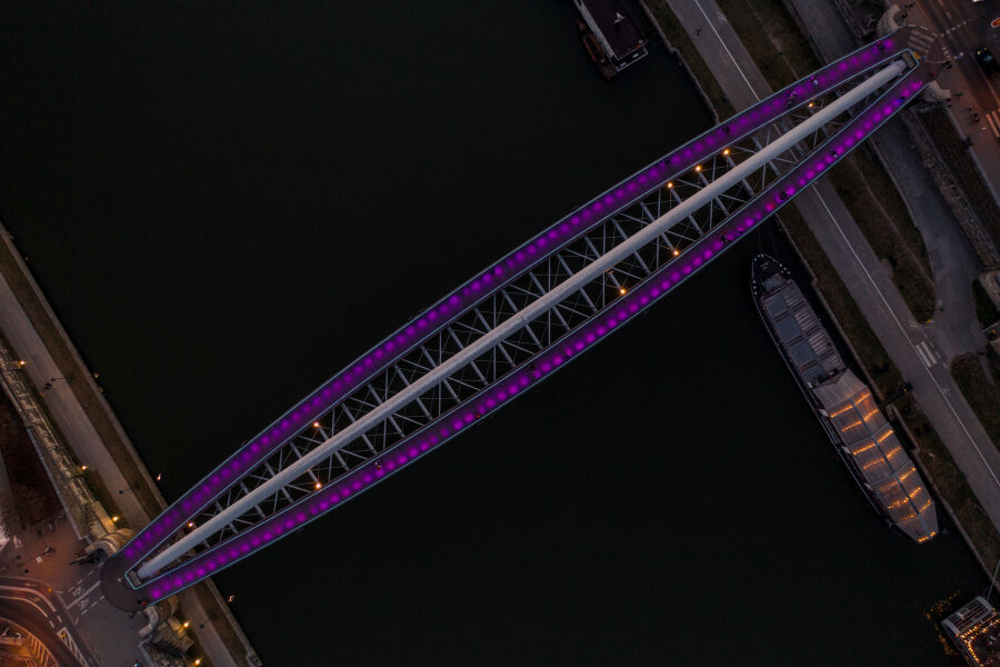 Kładka o. Bernatka podświetlona 6 maja 2023 r. widok z lotu ptaka