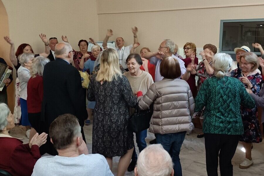 Aktorzy oraz uczestniczy ŚDS tańczą i śpiewają w finałowej scenie