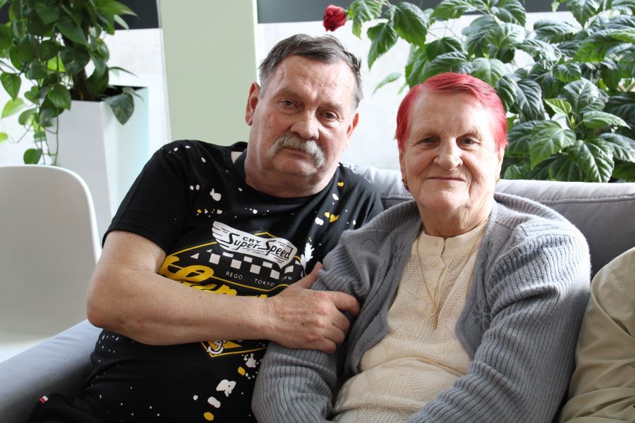 Kobieta i mężczyzna siedzący na tle roślin w pomieszczeniu