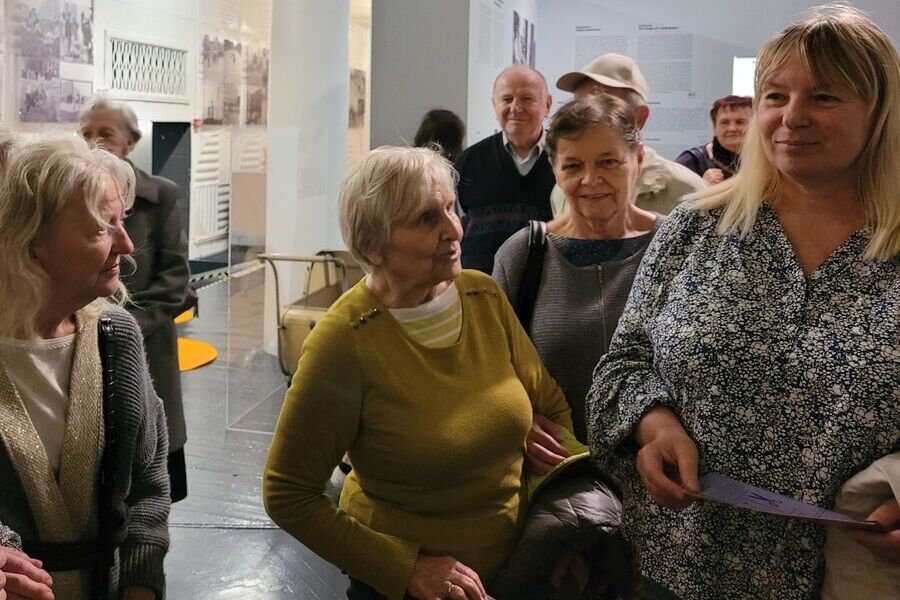 Seniorzy zwiedzający wystawę „Trzepaki, Reksio, Atari”.