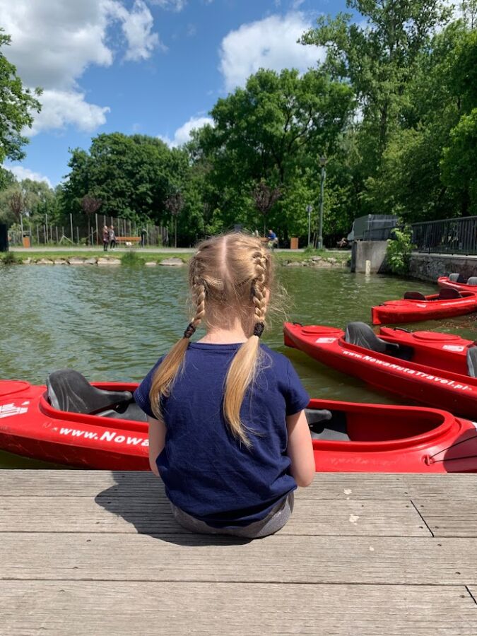 „Przedszkolaki na kajaki” to zajęcia rekreacyjnego pływania kajakami po Zalewie Nowohuckim. Właśnie zostały uruchomione zapisy na zajęcia.