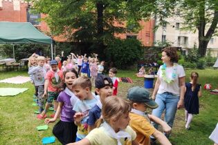 Dzieci przedszkolne w ogrodzie DPS.