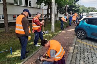Porządki wokół budynku MPK