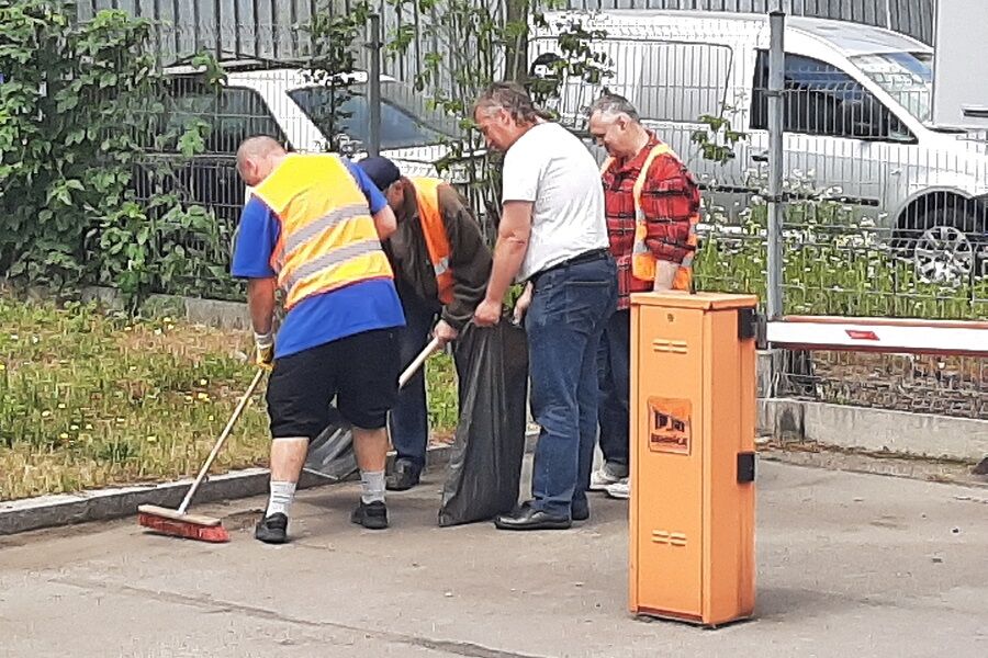 Grupa Uczestników na parkingu MPK