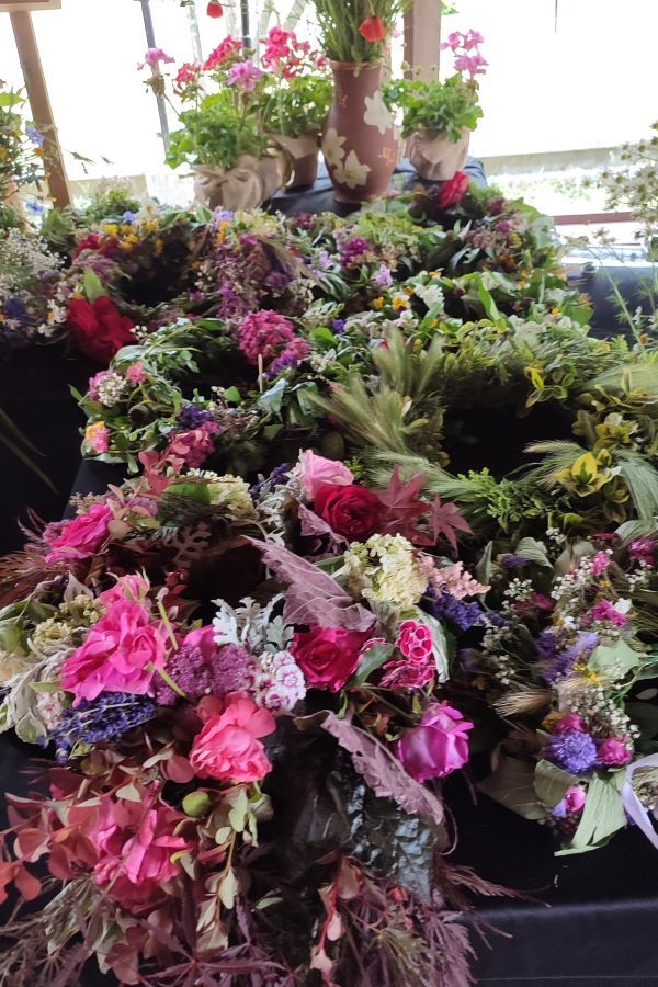 Wianki i kwiaty na stołach.