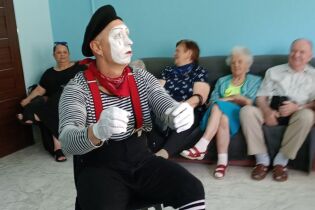 Występ artysty Janusza Barana w roli MIMA Uczestnicy w sali terapeutycznej oglądają występ MIMA