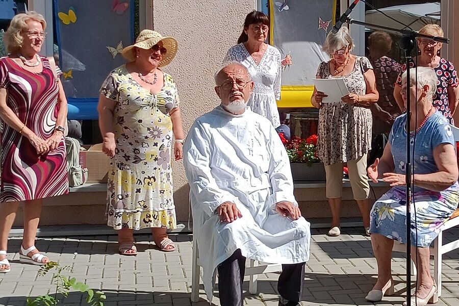 Skecz w wykonaniu zespołu „Radosna Gromada”