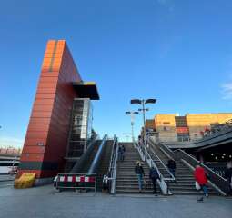 Jest umowa na wymianę ruchomych schodów przy MDA 