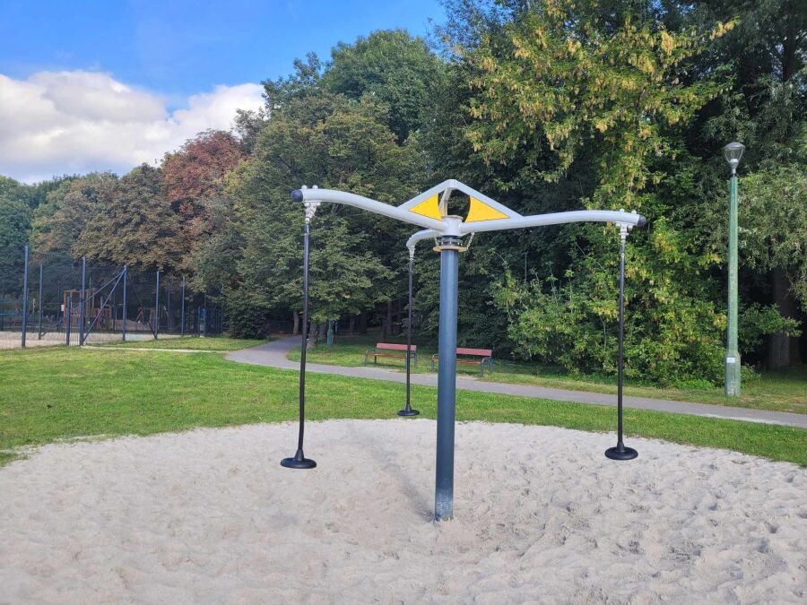 Nowa karuzela przy Zalewie Nowohuckim