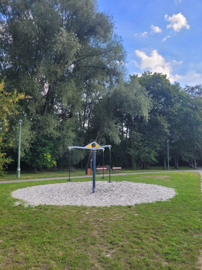 Nowa karuzela przy Zalewie Nowohuckim