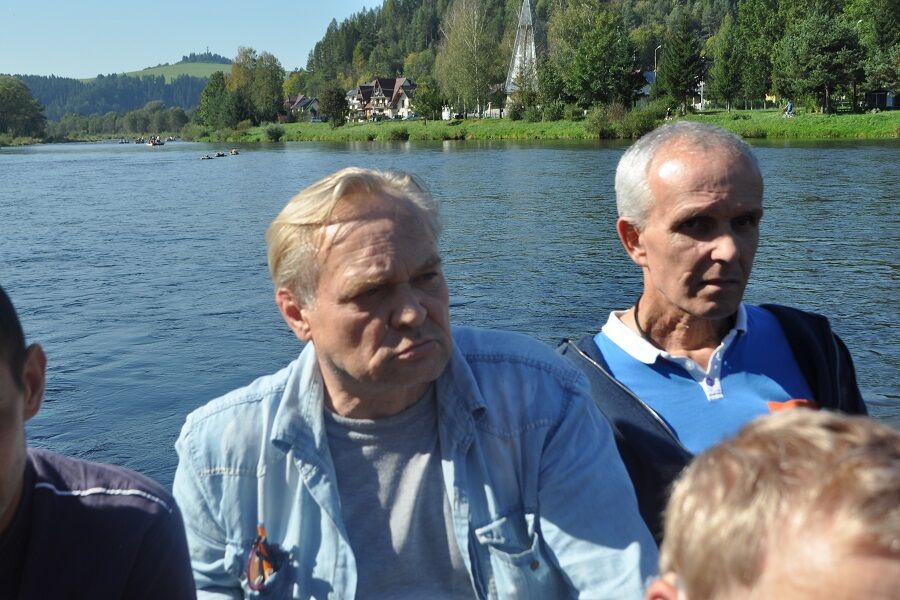 Dwie osoby siedzące na tratwie płyną po Dunajcu