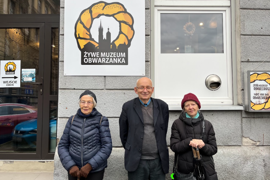 Uczestnicy stoją przed Żywym Muzeum Obwarzanka, który jest niewątpliwie najsmaczniejszym symbolem naszego miasta.