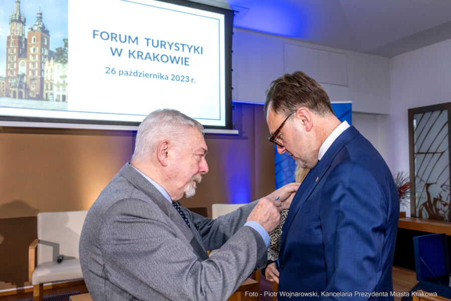 Radosław Fronc z odznaką Honoris Gratia