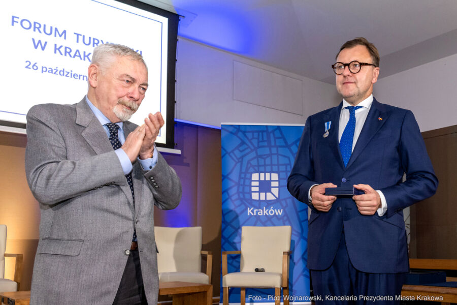 Radosław Fronc z odznaką Honoris Gratia